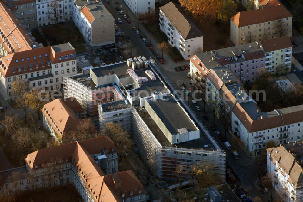 Aerial image Berlin Lichtenberg - Blick die Baustelle mit dem Erweiterungsbau am Krankenhaus Lichtenberg in der Fanningerstraße. Sana Klinikum Lichtenberg / Oskar-Ziethen-Krankenhaus, Fanningerstraße 32, 10365 Berlin, Tel. +49 (0)30 55182914