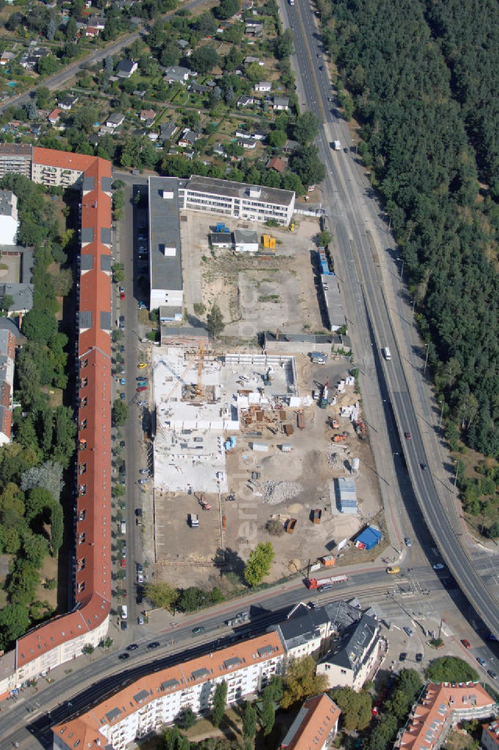 Aerial image Berlin - Blick auf eine Baustelle für ein Fachmarktzentrum in Berlin Treptow-Köpenick. Das historische, ehemals industriell genutzte Gelände zwischen Fuststraße, Rummelsburger Straße und Edisonstraße wird bis Februar 2009 bebaut. Es soll ein Nahversorgungszentrum entstehen. Bauherr: GPU + GERMANIA - Projekt Fuststr. GbR, Herr Lutz Lakomski, Burgweg 7, 56428 Dernbach; Bau: HW Hotel- und Wohnbau GmbH, Rizzastr. 51, 56007 Koblenz, Tel. +49(0)261 304460, Fax +49(0)261 15212, Email: post@hw-bau.de