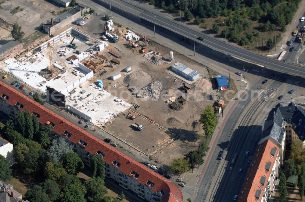 Berlin from above - Blick auf eine Baustelle für ein Fachmarktzentrum in Berlin Treptow-Köpenick. Das historische, ehemals industriell genutzte Gelände zwischen Fuststraße, Rummelsburger Straße und Edisonstraße wird bis Februar 2009 bebaut. Es soll ein Nahversorgungszentrum entstehen. Bauherr: GPU + GERMANIA - Projekt Fuststr. GbR, Herr Lutz Lakomski, Burgweg 7, 56428 Dernbach; Bau: HW Hotel- und Wohnbau GmbH, Rizzastr. 51, 56007 Koblenz, Tel. +49(0)261 304460, Fax +49(0)261 15212, Email: post@hw-bau.de