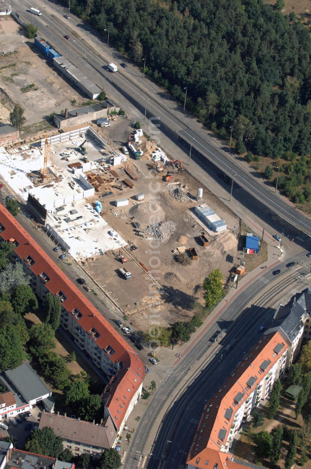 Berlin from the bird's eye view: Blick auf eine Baustelle für ein Fachmarktzentrum in Berlin Treptow-Köpenick. Das historische, ehemals industriell genutzte Gelände zwischen Fuststraße, Rummelsburger Straße und Edisonstraße wird bis Februar 2009 bebaut. Es soll ein Nahversorgungszentrum entstehen. Bauherr: GPU + GERMANIA - Projekt Fuststr. GbR, Herr Lutz Lakomski, Burgweg 7, 56428 Dernbach; Bau: HW Hotel- und Wohnbau GmbH, Rizzastr. 51, 56007 Koblenz, Tel. +49(0)261 304460, Fax +49(0)261 15212, Email: post@hw-bau.de