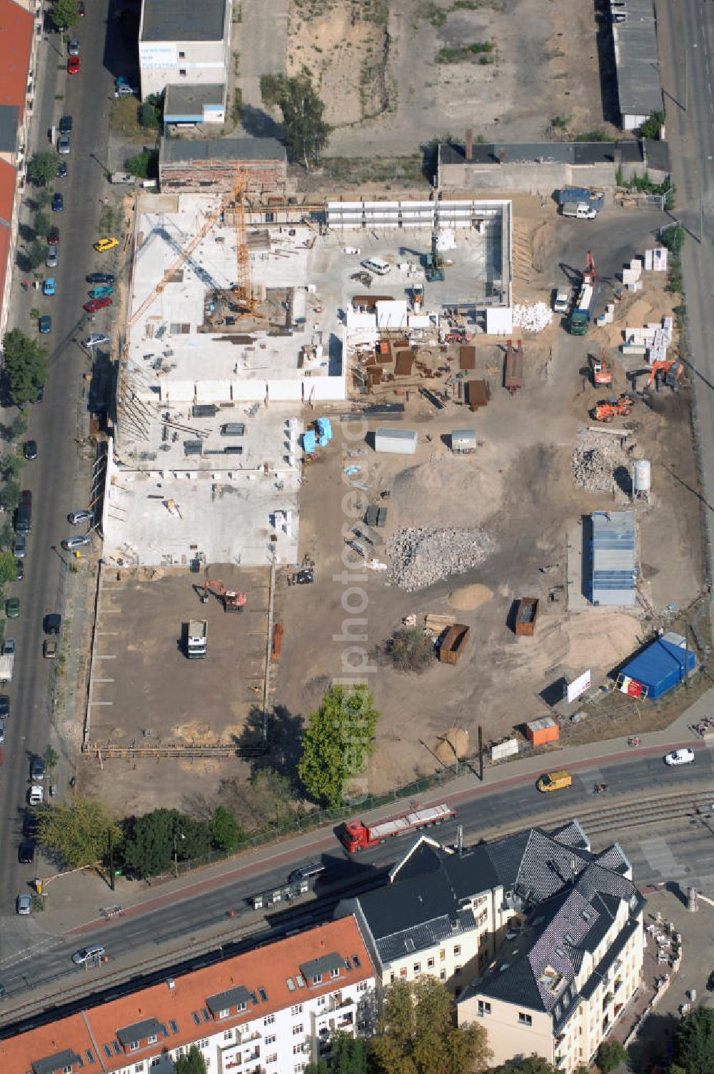 Aerial photograph Berin - Blick auf eine Baustelle für ein Fachmarktzentrum in Berlin Treptow-Köpenick. Das historische, ehemals industriell genutzte Gelände zwischen Fuststraße, Rummelsburger Straße und Edisonstraße wird bis Februar 2009 bebaut. Es soll ein Nahversorgungszentrum entstehen. Bauherr: GPU + GERMANIA - Projekt Fuststr. GbR, Herr Lutz Lakomski, Burgweg 7, 56428 Dernbach; Bau: HW Hotel- und Wohnbau GmbH, Rizzastr. 51, 56007 Koblenz, Tel. +49(0)261 304460, Fax +49(0)261 15212, Email: post@hw-bau.de