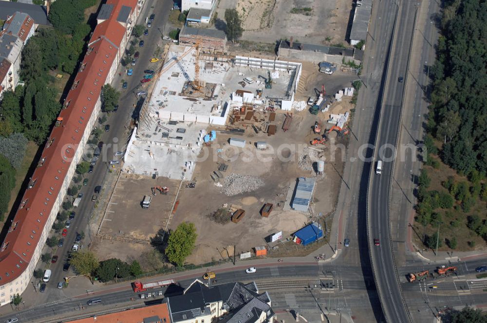 Berin from above - Blick auf eine Baustelle für ein Fachmarktzentrum in Berlin Treptow-Köpenick. Das historische, ehemals industriell genutzte Gelände zwischen Fuststraße, Rummelsburger Straße und Edisonstraße wird bis Februar 2009 bebaut. Es soll ein Nahversorgungszentrum entstehen. Bauherr: GPU + GERMANIA - Projekt Fuststr. GbR, Herr Lutz Lakomski, Burgweg 7, 56428 Dernbach; Bau: HW Hotel- und Wohnbau GmbH, Rizzastr. 51, 56007 Koblenz, Tel. +49(0)261 304460, Fax +49(0)261 15212, Email: post@hw-bau.de