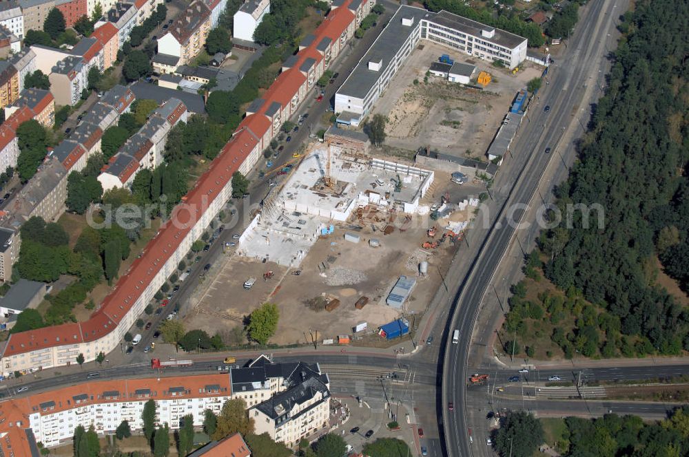 Berin from the bird's eye view: Blick auf eine Baustelle für ein Fachmarktzentrum in Berlin Treptow-Köpenick. Das historische, ehemals industriell genutzte Gelände zwischen Fuststraße, Rummelsburger Straße und Edisonstraße wird bis Februar 2009 bebaut. Es soll ein Nahversorgungszentrum entstehen. Bauherr: GPU + GERMANIA - Projekt Fuststr. GbR, Herr Lutz Lakomski, Burgweg 7, 56428 Dernbach; Bau: HW Hotel- und Wohnbau GmbH, Rizzastr. 51, 56007 Koblenz, Tel. +49(0)261 304460, Fax +49(0)261 15212, Email: post@hw-bau.de