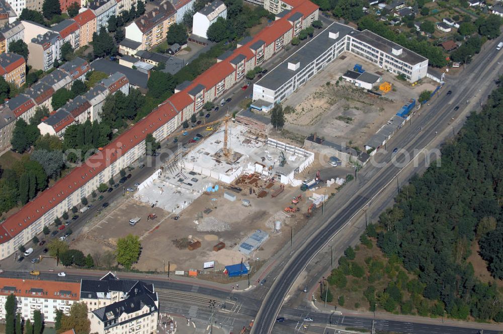 Aerial image Berin - Blick auf eine Baustelle für ein Fachmarktzentrum in Berlin Treptow-Köpenick. Das historische, ehemals industriell genutzte Gelände zwischen Fuststraße, Rummelsburger Straße und Edisonstraße wird bis Februar 2009 bebaut. Es soll ein Nahversorgungszentrum entstehen. Bauherr: GPU + GERMANIA - Projekt Fuststr. GbR, Herr Lutz Lakomski, Burgweg 7, 56428 Dernbach; Bau: HW Hotel- und Wohnbau GmbH, Rizzastr. 51, 56007 Koblenz, Tel. +49(0)261 304460, Fax +49(0)261 15212, Email: post@hw-bau.de