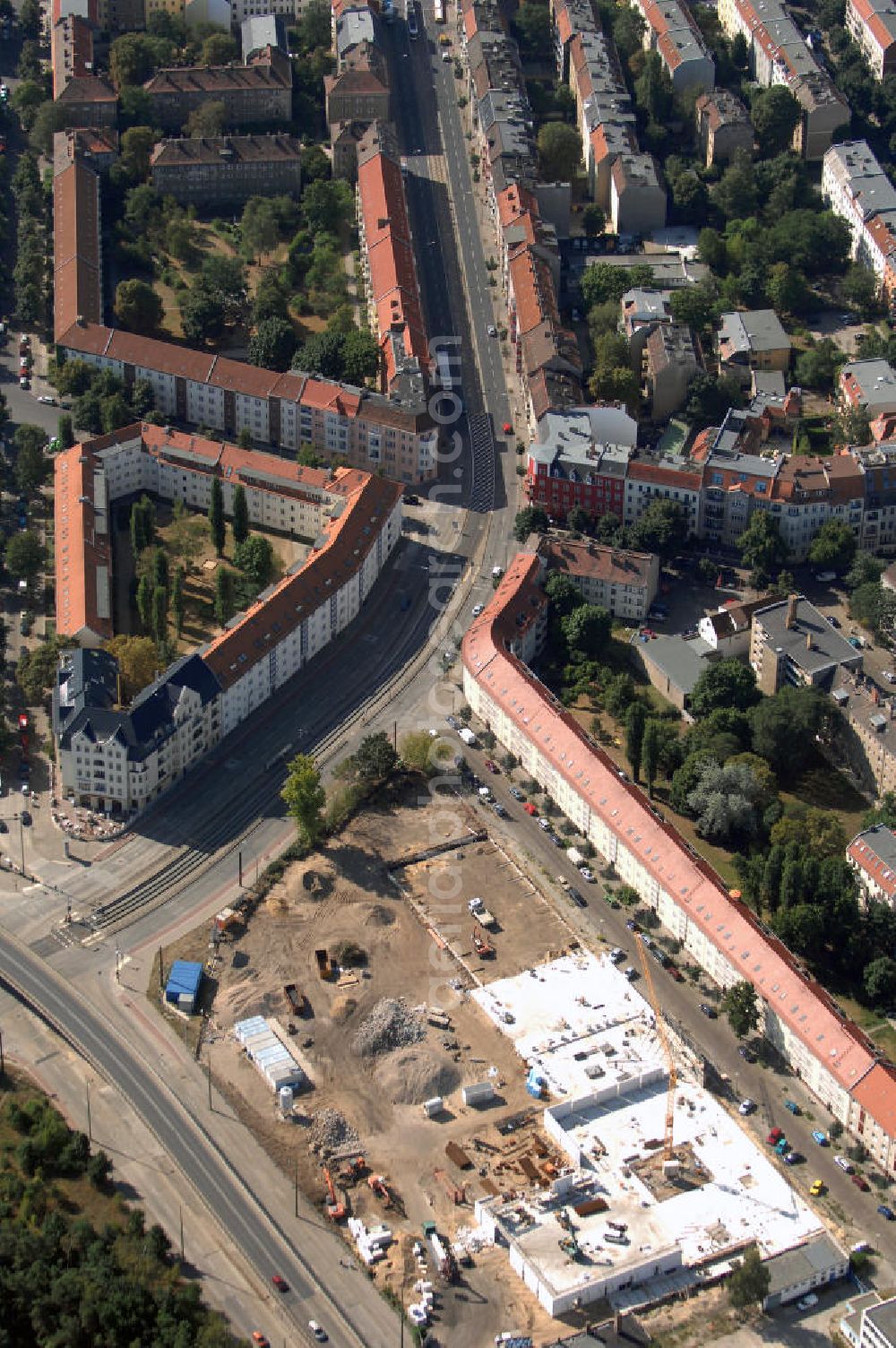 Berin from above - Blick auf eine Baustelle für ein Fachmarktzentrum in Berlin Treptow-Köpenick. Das historische, ehemals industriell genutzte Gelände zwischen Fuststraße, Rummelsburger Straße und Edisonstraße wird bis Februar 2009 bebaut. Es soll ein Nahversorgungszentrum entstehen. Bauherr: GPU + GERMANIA - Projekt Fuststr. GbR, Herr Lutz Lakomski, Burgweg 7, 56428 Dernbach; Bau: HW Hotel- und Wohnbau GmbH, Rizzastr. 51, 56007 Koblenz, Tel. +49(0)261 304460, Fax +49(0)261 15212, Email: post@hw-bau.de