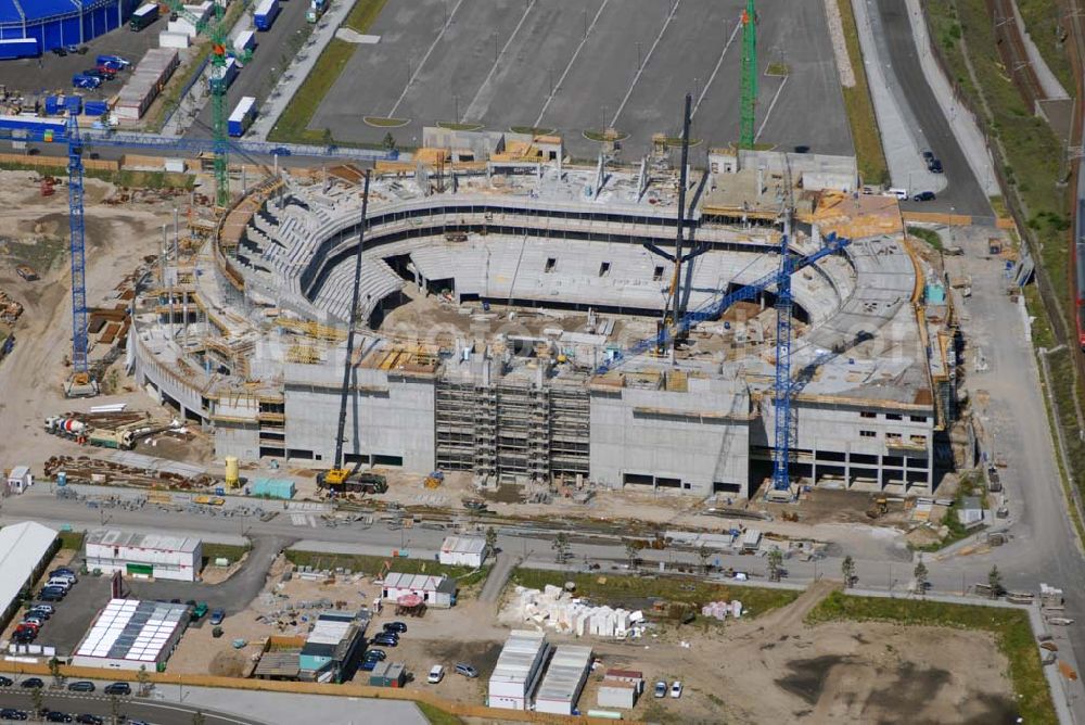 Aerial photograph Berlin - Blick auf die Baustelle der fast rohbaufertigen zukünftigen O2 World Arena im Berliner Bezirk Kreuzberg/Friedrichshain. Die Multifunktionsarena, die bis zu 17.000 Zuschauer fassen kann, wird auf dem Areal des ehemaligen Ostgüterbahnhofs im Bezirk Kreuzberg-Friedrichshain bis Ende 2008 enstehen.