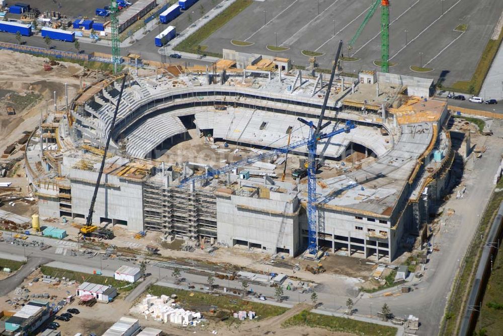 Aerial image Berlin - Blick auf die Baustelle der fast rohbaufertigen zukünftigen O2 World Arena im Berliner Bezirk Kreuzberg/Friedrichshain. Die Multifunktionsarena, die bis zu 17.000 Zuschauer fassen kann, wird auf dem Areal des ehemaligen Ostgüterbahnhofs im Bezirk Kreuzberg-Friedrichshain bis Ende 2008 enstehen.