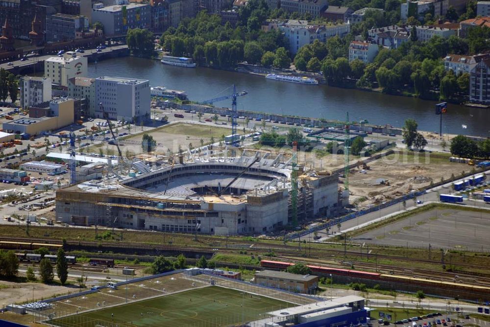 Aerial image Berlin - Blick auf die Baustelle der fast rohbaufertigen zukünftigen O2 World Arena im Berliner Bezirk Kreuzberg/Friedrichshain. Die Multifunktionsarena, die bis zu 17.000 Zuschauer fassen kann, wird auf dem Areal des ehemaligen Ostgüterbahnhofs im Bezirk Kreuzberg-Friedrichshain bis Ende 2008 enstehen.