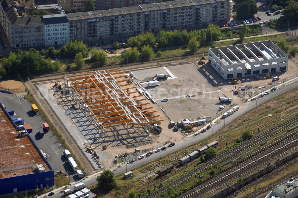 Berlin Friedrichshain from above - Blick auf die Baustelle auf dem Gelände vom ehemaligen Wriezener Güterbahnhof nahe dem Ostbahnhof. Bau von Lagerhallen.