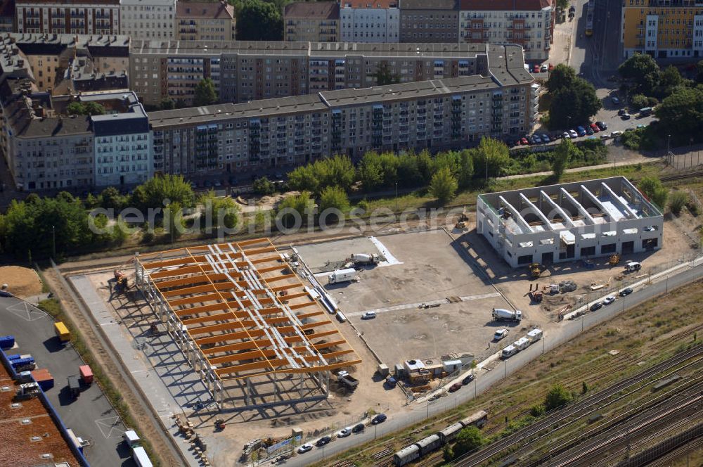 Berlin Friedrichshain from the bird's eye view: Blick auf die Baustelle auf dem Gelände vom ehemaligen Wriezener Güterbahnhof nahe dem Ostbahnhof. Bau von Lagerhallen.