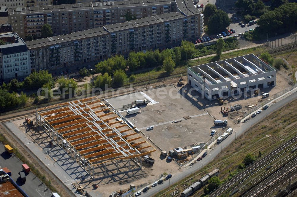 Aerial image Berlin Friedrichshain - Blick auf die Baustelle auf dem Gelände vom ehemaligen Wriezener Güterbahnhof nahe dem Ostbahnhof. Bau von Lagerhallen.