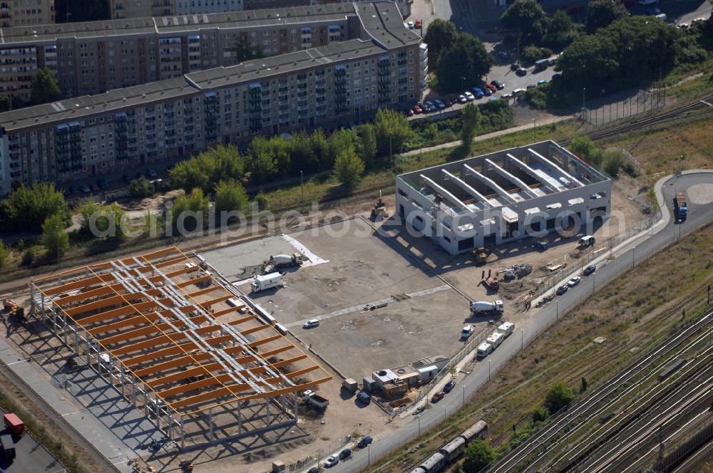 Aerial photograph Berlin Friedrichshain - Blick auf die Baustelle auf dem Gelände vom ehemaligen Wriezener Güterbahnhof nahe dem Ostbahnhof. Bau von Lagerhallen.