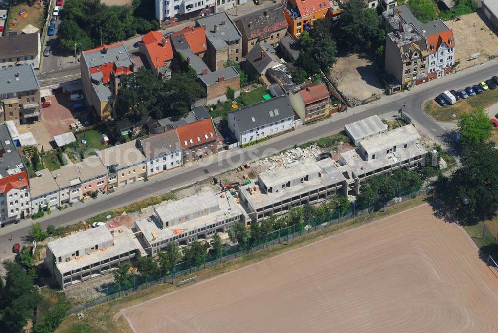 Halle/Saale from the bird's eye view: Blick auf eine Baustelle in Halle. Hier wurde ein Plattenbau bis auf die untersten Etagen abgetragen. Nun wird auf darauf ein neues Wohnhaus erbaut.