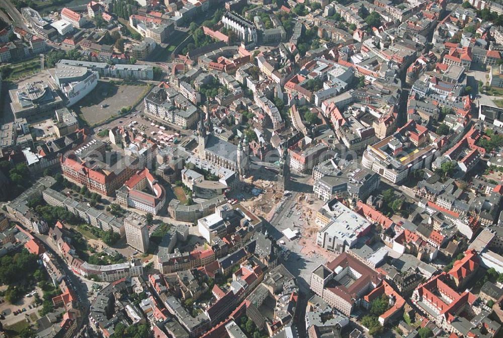 Aerial photograph Halle (Sachsen-Anhalt) - Baustelle Innenstadt - Marktplatz. Ziel ist, dass sich die historische Altstadt zur 1200-Jahr-Feier mit einer einladenden und repräsentativen Mitte den Bürgern und Besuchern präsentiert.Das Landschafts- architekturbüro Rehwaldt aus Dresden wurde mit der weiteren Arbeit beauftragt.Rehwaldt Landschaftsarchitekten Bautzner Strasse 133; 01099 Dresden Tel: 0351-8119690; Fax: 0351-8119699 mail@rehwaldt.de;