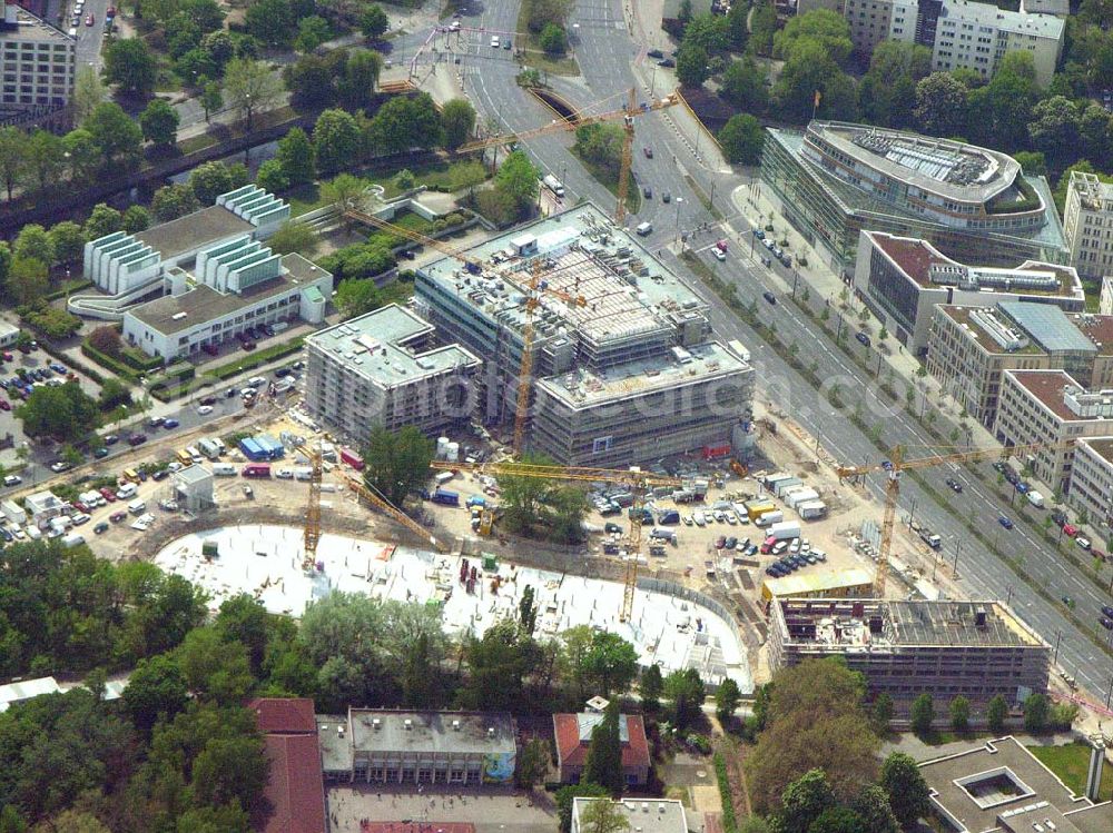 Aerial image Berlin-Tiergarten - 02.05.2005 Blick auf die Baustelle am Klingelhöfer Dreieck in Berlin Tiergarten. Ein Projekt der GROTH-Gruppe, HOCHTIEF,