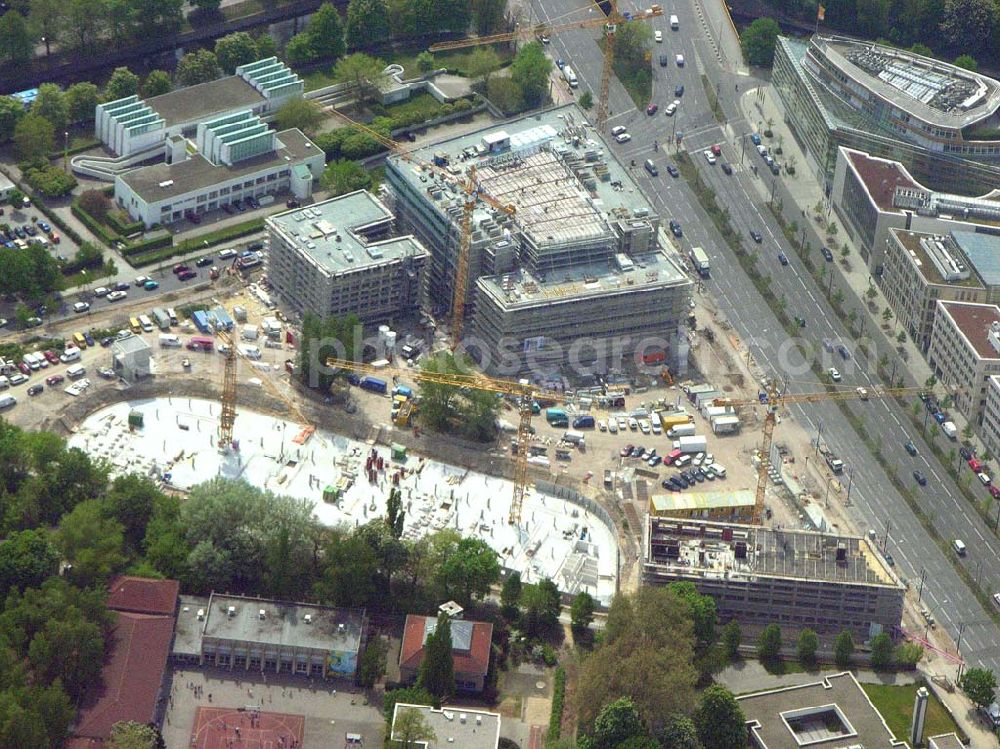 Aerial photograph Berlin-Tiergarten - 02.05.2005 Blick auf die Baustelle am Klingelhöfer Dreieck in Berlin Tiergarten. Ein Projekt der GROTH-Gruppe, HOCHTIEF,