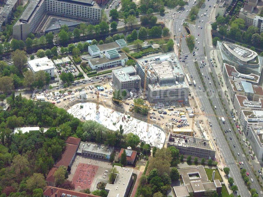 Berlin-Tiergarten from above - 02.05.2005 Blick auf die Baustelle am Klingelhöfer Dreieck in Berlin Tiergarten. Ein Projekt der GROTH-Gruppe, HOCHTIEF,