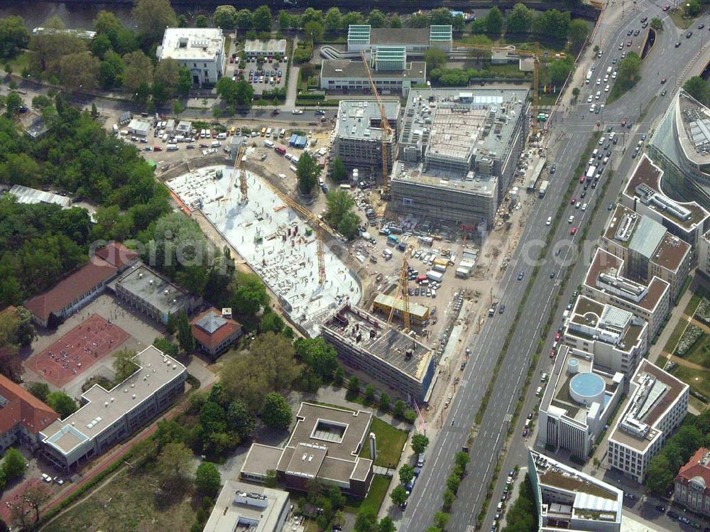 Aerial image Berlin-Tiergarten - 02.05.2005 Blick auf die Baustelle am Klingelhöfer Dreieck in Berlin Tiergarten. Ein Projekt der GROTH-Gruppe, HOCHTIEF,