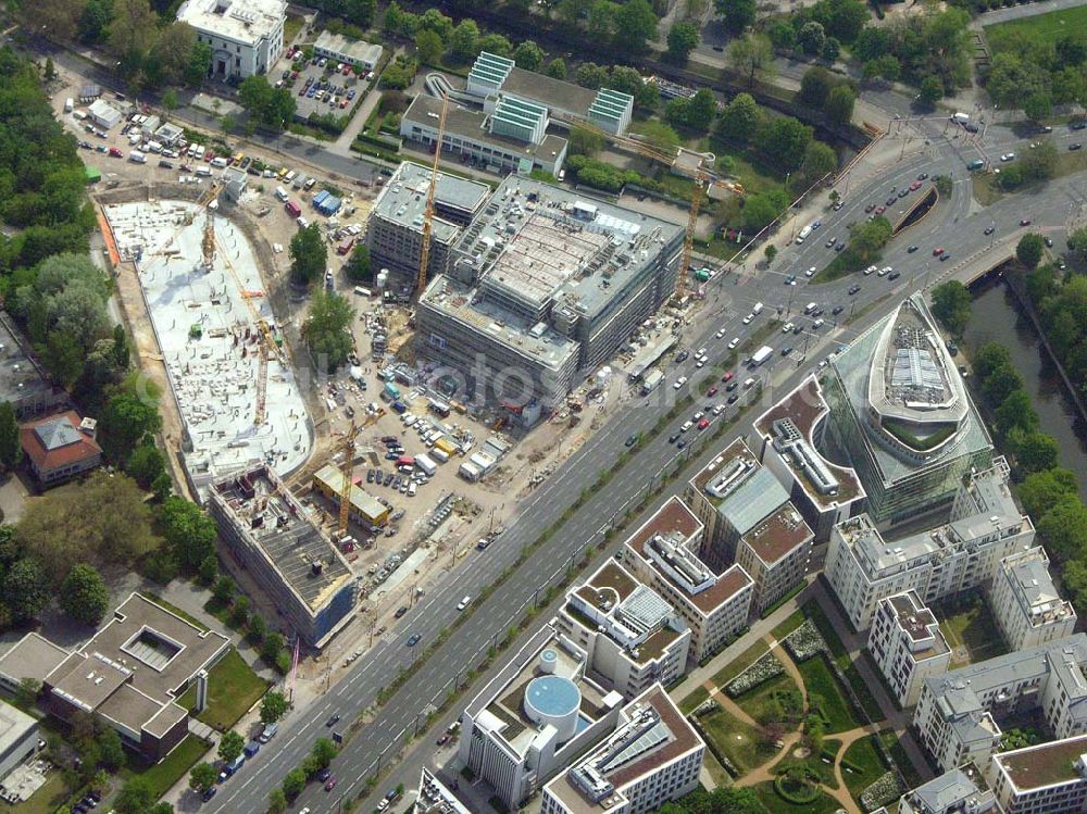 Aerial photograph Berlin-Tiergarten - 02.05.2005 Blick auf die Baustelle am Klingelhöfer Dreieck in Berlin Tiergarten. Ein Projekt der GROTH-Gruppe, HOCHTIEF,