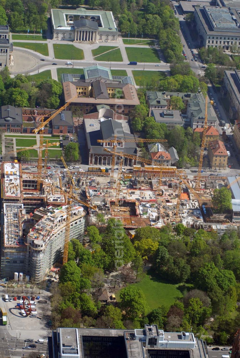 München from above - 04.05.2006 München (Bayern) Blick auf die Baustelle der Lenbach Gärten, einem urbanen Wohn- und Geschäftshauskpmplex südlich Abtei und Pfarrei St. Bonifaz. Ein Projekt der FRANKONIA Eurobau AG,Hübeck 5,41334 Nettetal,Tel. 02158-91 53 30,Fax 02158-84 77,Mail: info@frankonia-nettetal.de,