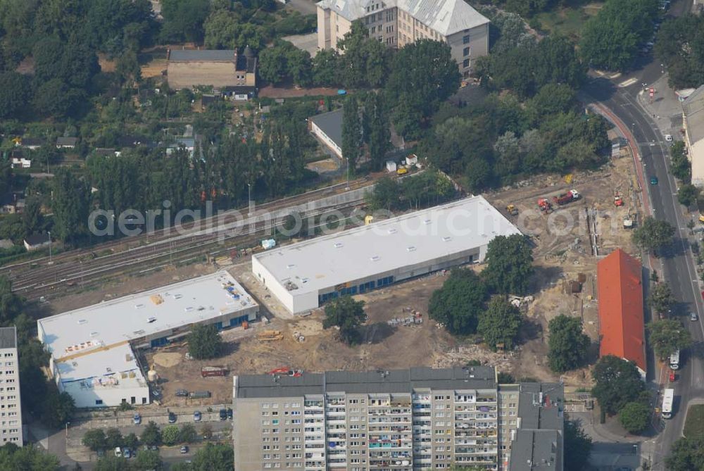 Aerial image Berlin - Blick auf die Baustelle des Market Stadtteilzentrums an der Alfred-Kowalke-Straße in Berlin-Lichtenberg. Beteiligte Firmen: GWB Gesellschaft für Geschäfts- und Wohnbauten mbH und Co. KG, Hauptstr. 1a, 22962 Siek, Tel.: 01407/908061 Bauleitung: PLK Städtebau, Winsstr. 53, 10405 Berlin, Tel.: 030/39071460 Baufirma: STRABAG Hoch- und Ingenieurbau AG, Bessemer Str. 42b, 12103 Berlin, Dipl.-Ing. Peter Dörges, Tel.: +49 (0)30 / 754 77-0, eMail: peter.doerges@strabag.de