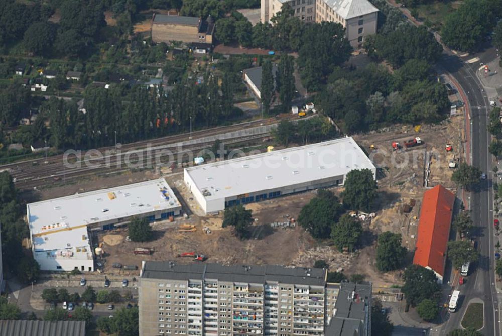 Aerial photograph Berlin - Blick auf die Baustelle des Market Stadtteilzentrums an der Alfred-Kowalke-Straße in Berlin-Lichtenberg. Beteiligte Firmen: GWB Gesellschaft für Geschäfts- und Wohnbauten mbH und Co. KG, Hauptstr. 1a, 22962 Siek, Tel.: 01407/908061 Bauleitung: PLK Städtebau, Winsstr. 53, 10405 Berlin, Tel.: 030/39071460 Baufirma: STRABAG Hoch- und Ingenieurbau AG, Bessemer Str. 42b, 12103 Berlin, Dipl.-Ing. Peter Dörges, Tel.: +49 (0)30 / 754 77-0, eMail: peter.doerges@strabag.de