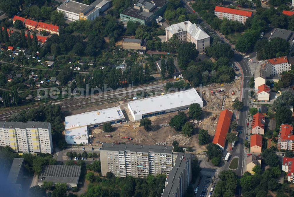 Berlin from above - Blick auf die Baustelle des Market Stadtteilzentrums an der Alfred-Kowalke-Straße in Berlin-Lichtenberg. Beteiligte Firmen: GWB Gesellschaft für Geschäfts- und Wohnbauten mbH und Co. KG, Hauptstr. 1a, 22962 Siek, Tel.: 01407/908061 Bauleitung: PLK Städtebau, Winsstr. 53, 10405 Berlin, Tel.: 030/39071460 Baufirma: STRABAG Hoch- und Ingenieurbau AG, Bessemer Str. 42b, 12103 Berlin, Dipl.-Ing. Peter Dörges, Tel.: +49 (0)30 / 754 77-0, eMail: peter.doerges@strabag.de