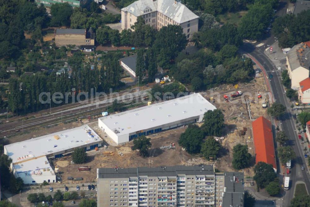 Aerial image Berlin - Blick auf die Baustelle des Market Stadtteilzentrums an der Alfred-Kowalke-Straße in Berlin-Lichtenberg. Beteiligte Firmen: GWB Gesellschaft für Geschäfts- und Wohnbauten mbH und Co. KG, Hauptstr. 1a, 22962 Siek, Tel.: 01407/908061 Bauleitung: PLK Städtebau, Winsstr. 53, 10405 Berlin, Tel.: 030/39071460 Baufirma: STRABAG Hoch- und Ingenieurbau AG, Bessemer Str. 42b, 12103 Berlin, Dipl.-Ing. Peter Dörges, Tel.: +49 (0)30 / 754 77-0, eMail: peter.doerges@strabag.de