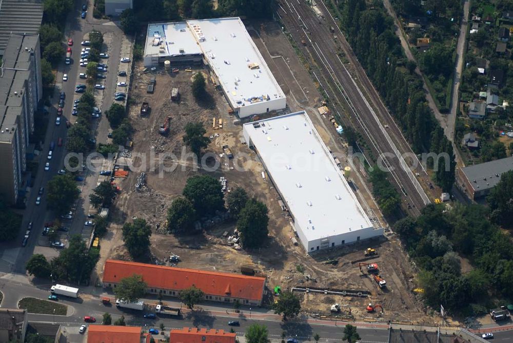 Aerial photograph Berlin - Blick auf die Baustelle des Market Stadtteilzentrums an der Alfred-Kowalke-Straße in Berlin-Lichtenberg. Beteiligte Firmen: GWB Gesellschaft für Geschäfts- und Wohnbauten mbH und Co. KG, Hauptstr. 1a, 22962 Siek, Tel.: 01407/908061 Bauleitung: PLK Städtebau, Winsstr. 53, 10405 Berlin, Tel.: 030/39071460 Baufirma: STRABAG Hoch- und Ingenieurbau AG, Bessemer Str. 42b, 12103 Berlin, Dipl.-Ing. Peter Dörges, Tel.: +49 (0)30 / 754 77-0, eMail: peter.doerges@strabag.de