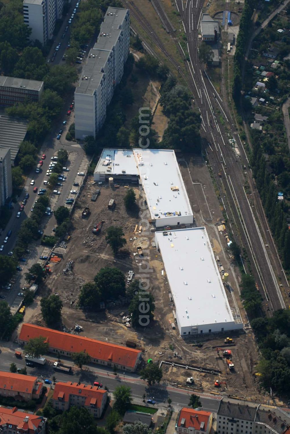 Berlin from above - Blick auf die Baustelle des Market Stadtteilzentrums an der Alfred-Kowalke-Straße in Berlin-Lichtenberg. Beteiligte Firmen: GWB Gesellschaft für Geschäfts- und Wohnbauten mbH und Co. KG, Hauptstr. 1a, 22962 Siek, Tel.: 01407/908061 Bauleitung: PLK Städtebau, Winsstr. 53, 10405 Berlin, Tel.: 030/39071460 Baufirma: STRABAG Hoch- und Ingenieurbau AG, Bessemer Str. 42b, 12103 Berlin, Dipl.-Ing. Peter Dörges, Tel.: +49 (0)30 / 754 77-0, eMail: peter.doerges@strabag.de