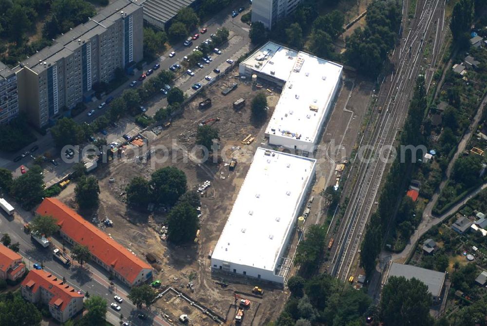 Aerial image Berlin - Blick auf die Baustelle des Market Stadtteilzentrums an der Alfred-Kowalke-Straße in Berlin-Lichtenberg. Beteiligte Firmen: GWB Gesellschaft für Geschäfts- und Wohnbauten mbH und Co. KG, Hauptstr. 1a, 22962 Siek, Tel.: 01407/908061 Bauleitung: PLK Städtebau, Winsstr. 53, 10405 Berlin, Tel.: 030/39071460 Baufirma: STRABAG Hoch- und Ingenieurbau AG, Bessemer Str. 42b, 12103 Berlin, Dipl.-Ing. Peter Dörges, Tel.: +49 (0)30 / 754 77-0, eMail: peter.doerges@strabag.de