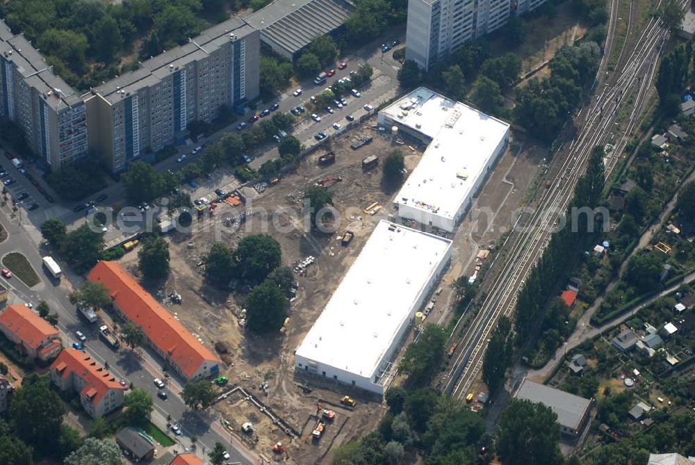 Aerial photograph Berlin - Blick auf die Baustelle des Market Stadtteilzentrums an der Alfred-Kowalke-Straße in Berlin-Lichtenberg. Beteiligte Firmen: GWB Gesellschaft für Geschäfts- und Wohnbauten mbH und Co. KG, Hauptstr. 1a, 22962 Siek, Tel.: 01407/908061 Bauleitung: PLK Städtebau, Winsstr. 53, 10405 Berlin, Tel.: 030/39071460 Baufirma: STRABAG Hoch- und Ingenieurbau AG, Bessemer Str. 42b, 12103 Berlin, Dipl.-Ing. Peter Dörges, Tel.: +49 (0)30 / 754 77-0, eMail: peter.doerges@strabag.de