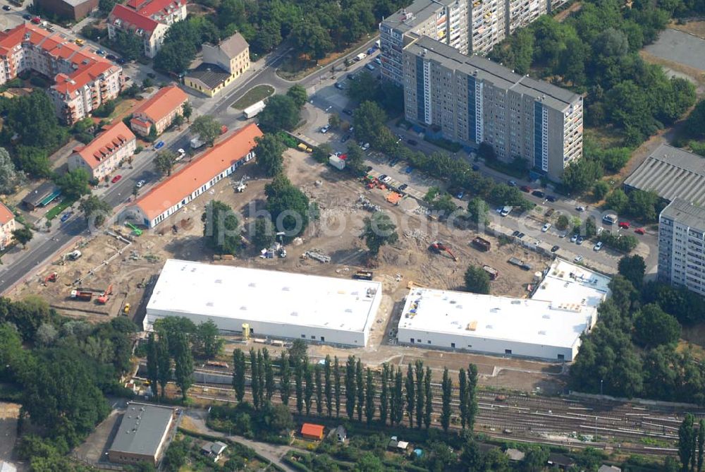 Berlin from above - Blick auf die Baustelle des Market Stadtteilzentrums an der Alfred-Kowalke-Straße in Berlin-Lichtenberg. Beteiligte Firmen: GWB Gesellschaft für Geschäfts- und Wohnbauten mbH und Co. KG, Hauptstr. 1a, 22962 Siek, Tel.: 01407/908061 Bauleitung: PLK Städtebau, Winsstr. 53, 10405 Berlin, Tel.: 030/39071460 Baufirma: STRABAG Hoch- und Ingenieurbau AG, Bessemer Str. 42b, 12103 Berlin, Dipl.-Ing. Peter Dörges, Tel.: +49 (0)30 / 754 77-0, eMail: peter.doerges@strabag.de