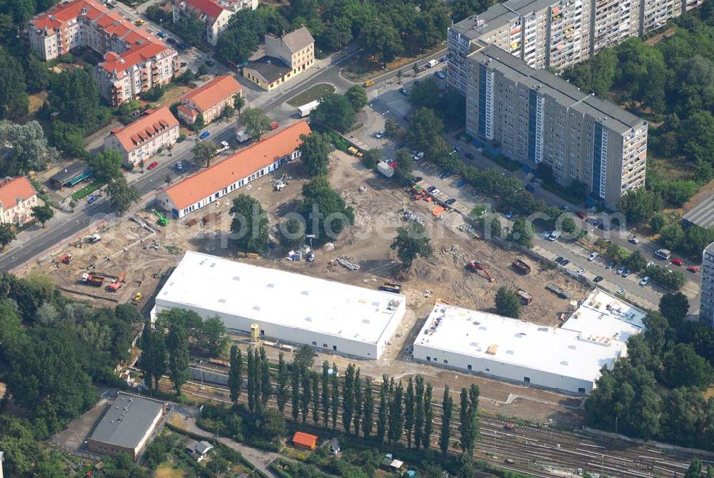 Berlin from the bird's eye view: Blick auf die Baustelle des Market Stadtteilzentrums an der Alfred-Kowalke-Straße in Berlin-Lichtenberg. Beteiligte Firmen: GWB Gesellschaft für Geschäfts- und Wohnbauten mbH und Co. KG, Hauptstr. 1a, 22962 Siek, Tel.: 01407/908061 Bauleitung: PLK Städtebau, Winsstr. 53, 10405 Berlin, Tel.: 030/39071460 Baufirma: STRABAG Hoch- und Ingenieurbau AG, Bessemer Str. 42b, 12103 Berlin, Dipl.-Ing. Peter Dörges, Tel.: +49 (0)30 / 754 77-0, eMail: peter.doerges@strabag.de