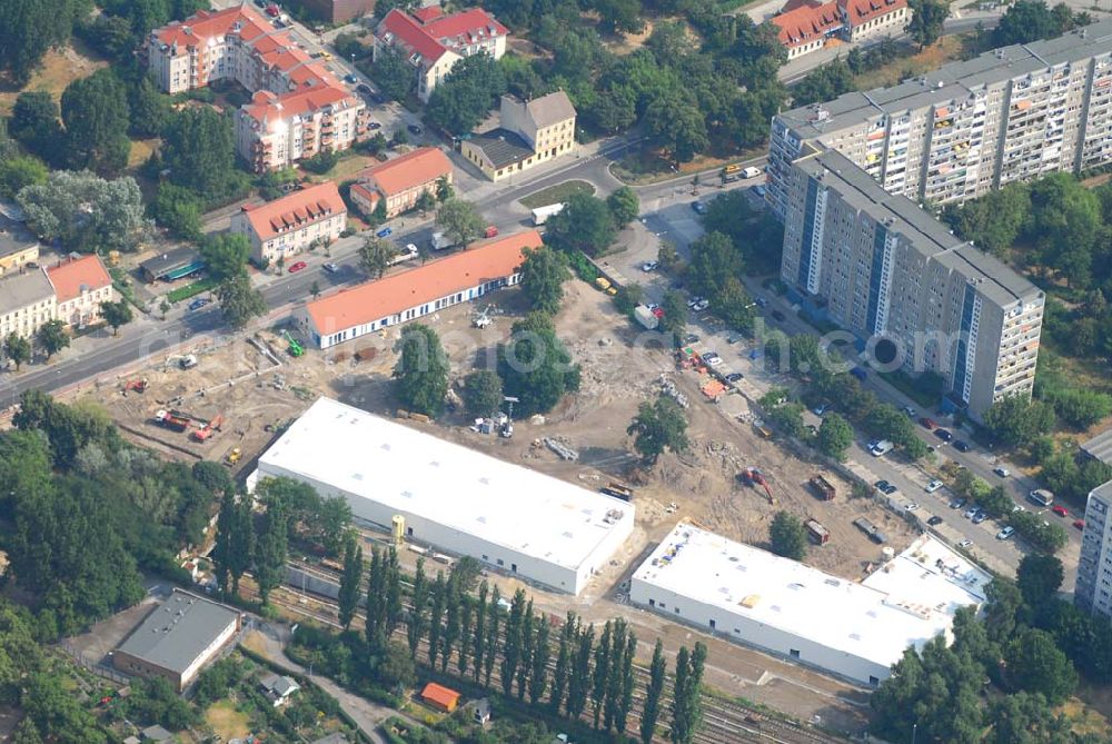 Aerial image Berlin - Blick auf die Baustelle des Market Stadtteilzentrums an der Alfred-Kowalke-Straße in Berlin-Lichtenberg. Beteiligte Firmen: GWB Gesellschaft für Geschäfts- und Wohnbauten mbH und Co. KG, Hauptstr. 1a, 22962 Siek, Tel.: 01407/908061 Bauleitung: PLK Städtebau, Winsstr. 53, 10405 Berlin, Tel.: 030/39071460 Baufirma: STRABAG Hoch- und Ingenieurbau AG, Bessemer Str. 42b, 12103 Berlin, Dipl.-Ing. Peter Dörges, Tel.: +49 (0)30 / 754 77-0, eMail: peter.doerges@strabag.de