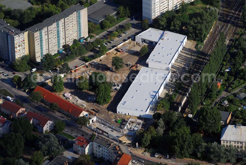 Berlin-Lichtenberg from above - Blick auf die Baustelle des Market Stadtteilzentrums an der Alfred-Kowalke-Straße in Berlin-Lichtenberg. Beteiligte Firmen: GWB Gesellschaft für Geschäfts- und Wohnbauten mbH und Co. KG, Hauptstr. 1a, 22962 Siek, Tel.: 01407/908061 Bauleitung: PLK Städtebau, Winsstr. 53, 10405 Berlin, Tel.: 030/39071460 Baufirma: STRABAG Hoch- und Ingenieurbau AG, Bessemer Str. 42b, 12103 Berlin, Dipl.-Ing. Peter Dörges, Tel.: +49 (0)30 / 754 77-0, eMail: peter.doerges@strabag.de