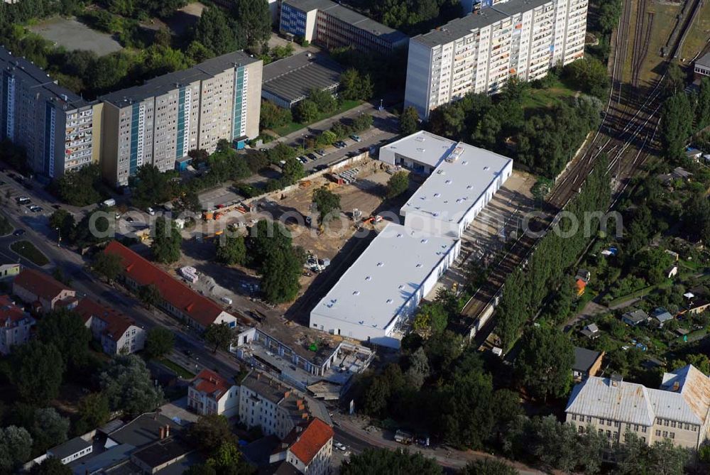 Aerial image Berlin-Lichtenberg - Blick auf die Baustelle des Market Stadtteilzentrums an der Alfred-Kowalke-Straße in Berlin-Lichtenberg. Beteiligte Firmen: GWB Gesellschaft für Geschäfts- und Wohnbauten mbH und Co. KG, Hauptstr. 1a, 22962 Siek, Tel.: 01407/908061 Bauleitung: PLK Städtebau, Winsstr. 53, 10405 Berlin, Tel.: 030/39071460 Baufirma: STRABAG Hoch- und Ingenieurbau AG, Bessemer Str. 42b, 12103 Berlin, Dipl.-Ing. Peter Dörges, Tel.: +49 (0)30 / 754 77-0, eMail: peter.doerges@strabag.de