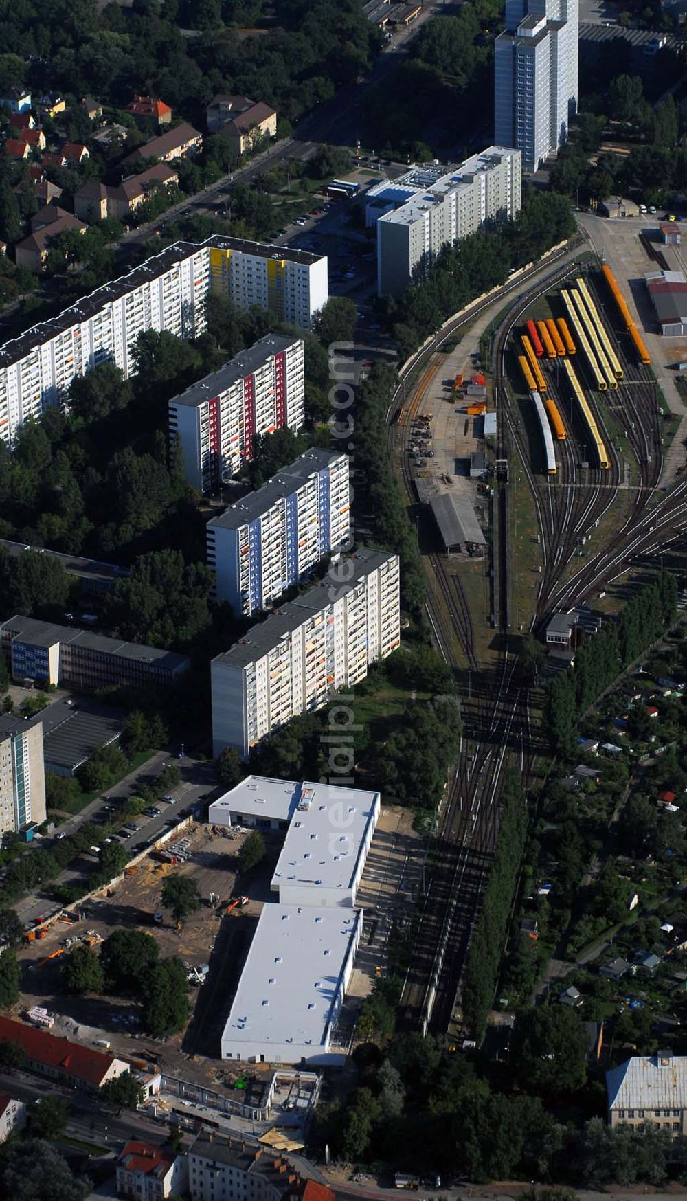 Berlin-Lichtenberg from above - Blick auf die Baustelle des Market Stadtteilzentrums an der Alfred-Kowalke-Straße in Berlin-Lichtenberg. Beteiligte Firmen: GWB Gesellschaft für Geschäfts- und Wohnbauten mbH und Co. KG, Hauptstr. 1a, 22962 Siek, Tel.: 01407/908061 Bauleitung: PLK Städtebau, Winsstr. 53, 10405 Berlin, Tel.: 030/39071460 Baufirma: STRABAG Hoch- und Ingenieurbau AG, Bessemer Str. 42b, 12103 Berlin, Dipl.-Ing. Peter Dörges, Tel.: +49 (0)30 / 754 77-0, eMail: peter.doerges@strabag.de