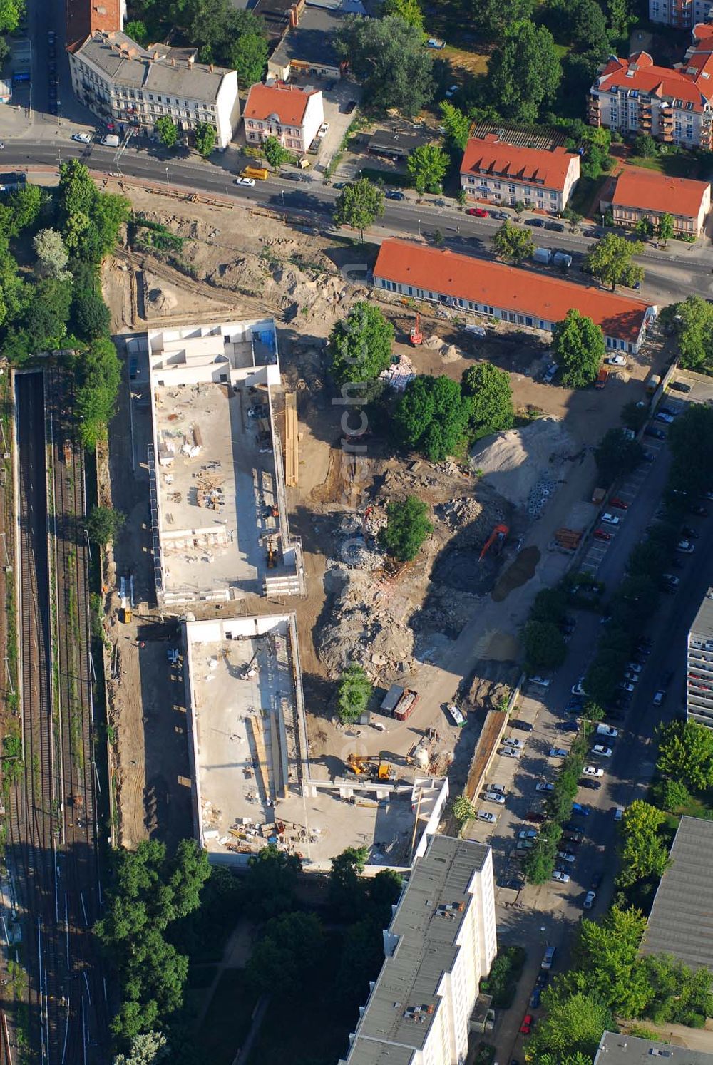 Aerial photograph Berlin - Blick auf die Baustelle des Market Stadtteilzentrums an der Alfred-Kowalke-Straße in Berlin-Lichtenberg. Beteiligte Firmen: GWB Gesellschaft für Geschäfts- und Wohnbauten mbH und Co. KG, Hauptstr. 1a, 22962 Siek, Tel.: 01407/908061 Bauleitung: PLK Städtebau, Winsstr. 53, 10405 Berlin, Tel.: 030/39071460 Baufirma: STRABAG Hoch- und Ingenieurbau AG, Bessemer Str. 42b, 12103 Berlin, Dipl.-Ing. Peter Dörges, Tel.: +49 (0)30 / 754 77-0, eMail: peter.doerges@strabag.de