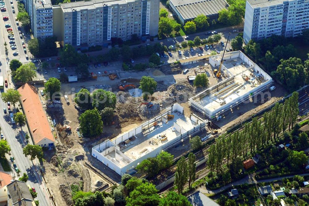 Berlin from above - Blick auf die Baustelle des Market Stadtteilzentrums an der Alfred-Kowalke-Straße in Berlin-Lichtenberg. Beteiligte Firmen: GWB Gesellschaft für Geschäfts- und Wohnbauten mbH und Co. KG, Hauptstr. 1a, 22962 Siek, Tel.: 01407/908061 Bauleitung: PLK Städtebau, Winsstr. 53, 10405 Berlin, Tel.: 030/39071460 Baufirma: STRABAG Hoch- und Ingenieurbau AG, Bessemer Str. 42b, 12103 Berlin, Dipl.-Ing. Peter Dörges, Tel.: +49 (0)30 / 754 77-0, eMail: peter.doerges@strabag.de