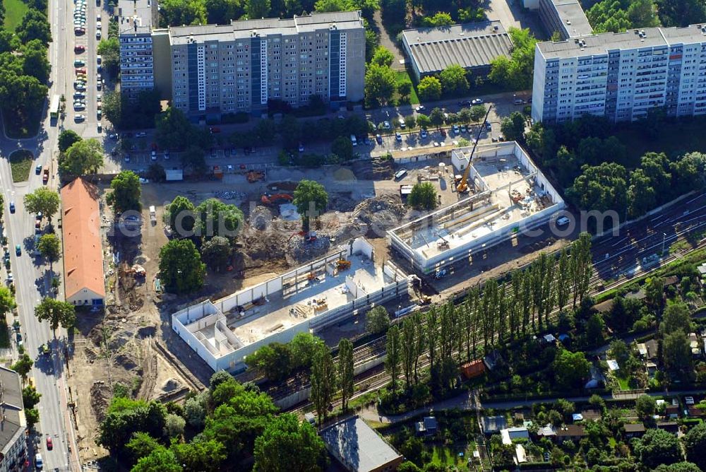 Berlin from the bird's eye view: Blick auf die Baustelle des Market Stadtteilzentrums an der Alfred-Kowalke-Straße in Berlin-Lichtenberg. Beteiligte Firmen: GWB Gesellschaft für Geschäfts- und Wohnbauten mbH und Co. KG, Hauptstr. 1a, 22962 Siek, Tel.: 01407/908061 Bauleitung: PLK Städtebau, Winsstr. 53, 10405 Berlin, Tel.: 030/39071460 Baufirma: STRABAG Hoch- und Ingenieurbau AG, Bessemer Str. 42b, 12103 Berlin, Dipl.-Ing. Peter Dörges, Tel.: +49 (0)30 / 754 77-0, eMail: peter.doerges@strabag.de