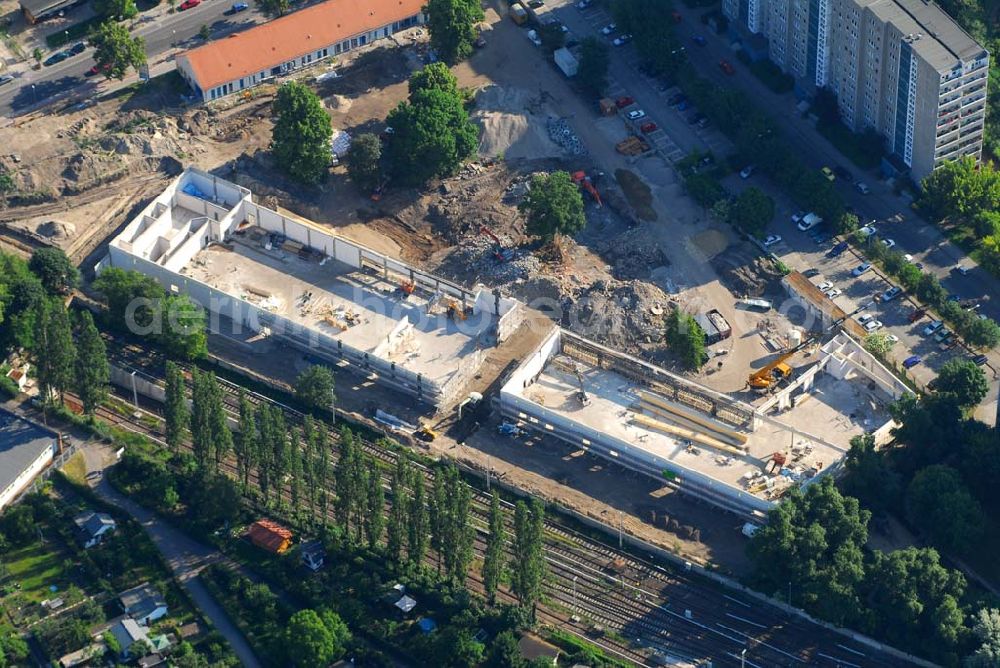 Aerial image Berlin - Blick auf die Baustelle des Market Stadtteilzentrums an der Alfred-Kowalke-Straße in Berlin-Lichtenberg. Beteiligte Firmen: GWB Gesellschaft für Geschäfts- und Wohnbauten mbH und Co. KG, Hauptstr. 1a, 22962 Siek, Tel.: 01407/908061 Bauleitung: PLK Städtebau, Winsstr. 53, 10405 Berlin, Tel.: 030/39071460 Baufirma: STRABAG Hoch- und Ingenieurbau AG, Bessemer Str. 42b, 12103 Berlin, Dipl.-Ing. Peter Dörges, Tel.: +49 (0)30 / 754 77-0, eMail: peter.doerges@strabag.de