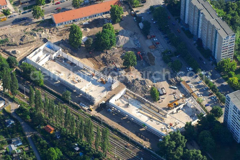 Aerial photograph Berlin - Blick auf die Baustelle des Market Stadtteilzentrums an der Alfred-Kowalke-Straße in Berlin-Lichtenberg. Beteiligte Firmen: GWB Gesellschaft für Geschäfts- und Wohnbauten mbH und Co. KG, Hauptstr. 1a, 22962 Siek, Tel.: 01407/908061 Bauleitung: PLK Städtebau, Winsstr. 53, 10405 Berlin, Tel.: 030/39071460 Baufirma: STRABAG Hoch- und Ingenieurbau AG, Bessemer Str. 42b, 12103 Berlin, Dipl.-Ing. Peter Dörges, Tel.: +49 (0)30 / 754 77-0, eMail: peter.doerges@strabag.de