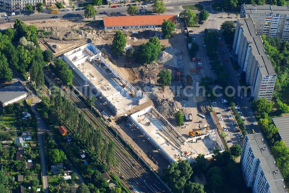 Berlin from above - Blick auf die Baustelle des Market Stadtteilzentrums an der Alfred-Kowalke-Straße in Berlin-Lichtenberg. Beteiligte Firmen: GWB Gesellschaft für Geschäfts- und Wohnbauten mbH und Co. KG, Hauptstr. 1a, 22962 Siek, Tel.: 01407/908061 Bauleitung: PLK Städtebau, Winsstr. 53, 10405 Berlin, Tel.: 030/39071460 Baufirma: STRABAG Hoch- und Ingenieurbau AG, Bessemer Str. 42b, 12103 Berlin, Dipl.-Ing. Peter Dörges, Tel.: +49 (0)30 / 754 77-0, eMail: peter.doerges@strabag.de