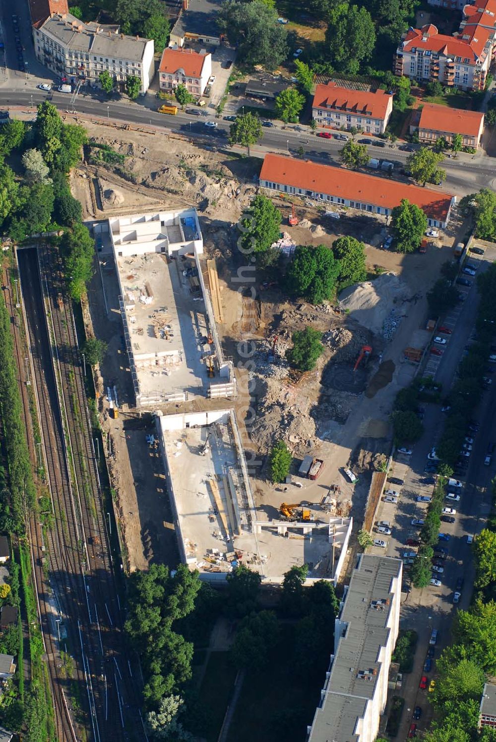 Aerial image Berlin - Blick auf die Baustelle des Market Stadtteilzentrums an der Alfred-Kowalke-Straße in Berlin-Lichtenberg. Beteiligte Firmen: GWB Gesellschaft für Geschäfts- und Wohnbauten mbH und Co. KG, Hauptstr. 1a, 22962 Siek, Tel.: 01407/908061 Bauleitung: PLK Städtebau, Winsstr. 53, 10405 Berlin, Tel.: 030/39071460 Baufirma: STRABAG Hoch- und Ingenieurbau AG, Bessemer Str. 42b, 12103 Berlin, Dipl.-Ing. Peter Dörges, Tel.: +49 (0)30 / 754 77-0, eMail: peter.doerges@strabag.de