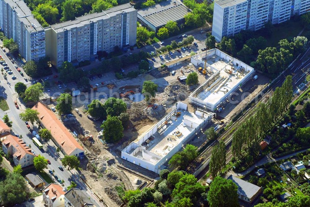 Aerial photograph Berlin - Blick auf die Baustelle des Market Stadtteilzentrums an der Alfred-Kowalke-Straße in Berlin-Lichtenberg. Beteiligte Firmen: GWB Gesellschaft für Geschäfts- und Wohnbauten mbH und Co. KG, Hauptstr. 1a, 22962 Siek, Tel.: 01407/908061 Bauleitung: PLK Städtebau, Winsstr. 53, 10405 Berlin, Tel.: 030/39071460 Baufirma: STRABAG Hoch- und Ingenieurbau AG, Bessemer Str. 42b, 12103 Berlin, Dipl.-Ing. Peter Dörges, Tel.: +49 (0)30 / 754 77-0, eMail: peter.doerges@strabag.de