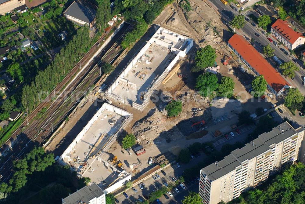 Berlin from above - Blick auf die Baustelle des Market Stadtteilzentrums an der Alfred-Kowalke-Straße in Berlin-Lichtenberg. Beteiligte Firmen: GWB Gesellschaft für Geschäfts- und Wohnbauten mbH und Co. KG, Hauptstr. 1a, 22962 Siek, Tel.: 01407/908061 Bauleitung: PLK Städtebau, Winsstr. 53, 10405 Berlin, Tel.: 030/39071460 Baufirma: STRABAG Hoch- und Ingenieurbau AG, Bessemer Str. 42b, 12103 Berlin, Dipl.-Ing. Peter Dörges, Tel.: +49 (0)30 / 754 77-0, eMail: peter.doerges@strabag.de