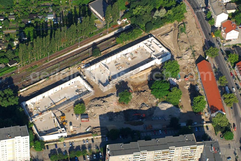 Berlin from the bird's eye view: Blick auf die Baustelle des Market Stadtteilzentrums an der Alfred-Kowalke-Straße in Berlin-Lichtenberg. Beteiligte Firmen: GWB Gesellschaft für Geschäfts- und Wohnbauten mbH und Co. KG, Hauptstr. 1a, 22962 Siek, Tel.: 01407/908061 Bauleitung: PLK Städtebau, Winsstr. 53, 10405 Berlin, Tel.: 030/39071460 Baufirma: STRABAG Hoch- und Ingenieurbau AG, Bessemer Str. 42b, 12103 Berlin, Dipl.-Ing. Peter Dörges, Tel.: +49 (0)30 / 754 77-0, eMail: peter.doerges@strabag.de