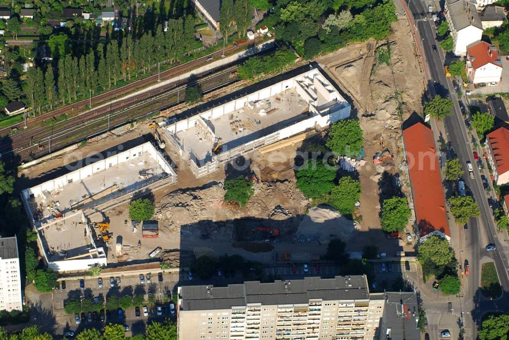 Aerial image Berlin - Blick auf die Baustelle des Market Stadtteilzentrums an der Alfred-Kowalke-Straße in Berlin-Lichtenberg. Beteiligte Firmen: GWB Gesellschaft für Geschäfts- und Wohnbauten mbH und Co. KG, Hauptstr. 1a, 22962 Siek, Tel.: 01407/908061 Bauleitung: PLK Städtebau, Winsstr. 53, 10405 Berlin, Tel.: 030/39071460 Baufirma: STRABAG Hoch- und Ingenieurbau AG, Bessemer Str. 42b, 12103 Berlin, Dipl.-Ing. Peter Dörges, Tel.: +49 (0)30 / 754 77-0, eMail: peter.doerges@strabag.de