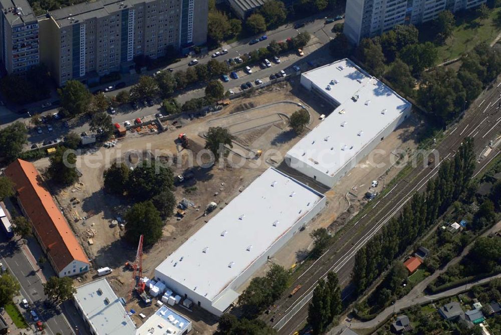 Aerial image Berlin-Lichtenberg - Blick auf die Baustelle des Market Stadtteilzentrums an der Alfred-Kowalke-Straße in Berlin-Lichtenberg. Beteiligte Firmen: GWB Gesellschaft für Geschäfts- und Wohnbauten mbH und Co. KG, Hauptstr. 1a, 22962 Siek, Tel.: 01407/908061 Bauleitung: PLK Städtebau, Winsstr. 53, 10405 Berlin, Tel.: 030/39071460 Baufirma: STRABAG Hoch- und Ingenieurbau AG, Bessemer Str. 42b, 12103 Berlin, Dipl.-Ing. Peter Dörges, Tel.: +49 (0)30 / 754 77-0, Fax: +49 (0)30 / 754 77-186, eMail: peter.doerges@strabag.de